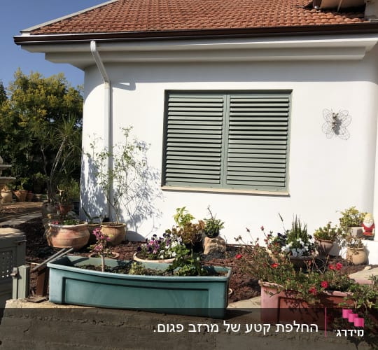 גג רעפים אדום עם מרזב לבן